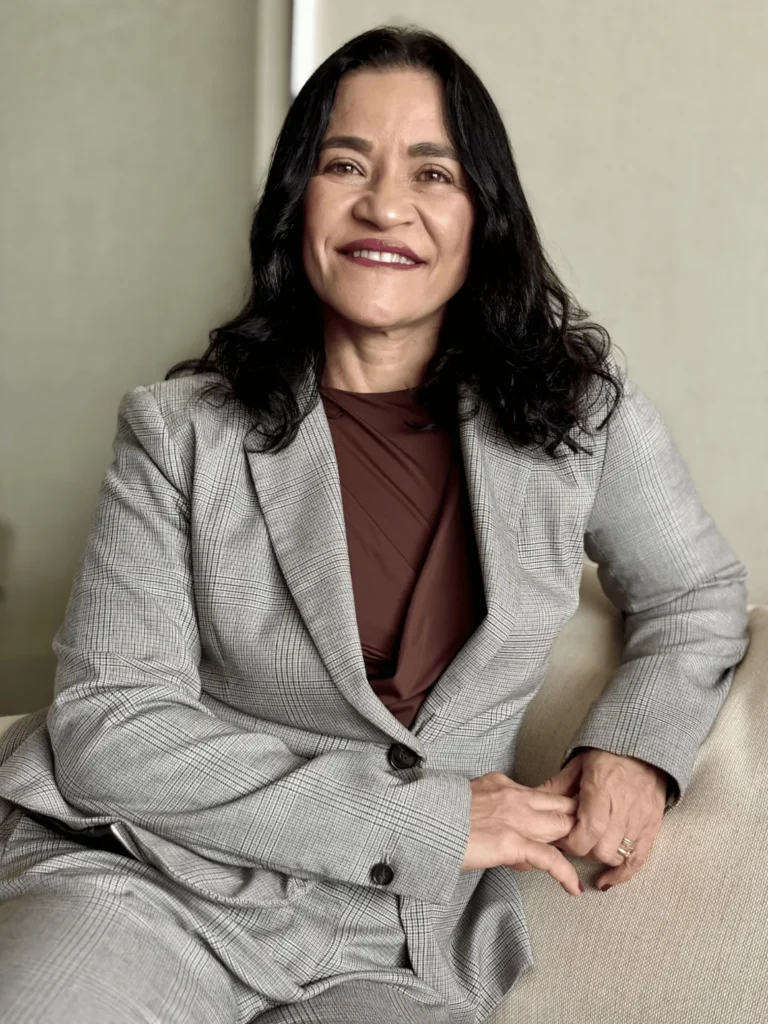 Dra. Nilcéa Wetler, advogada previdenciarista, sentada em ambiente de escritório